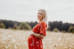 szczęśliwa kobieta w ciąży